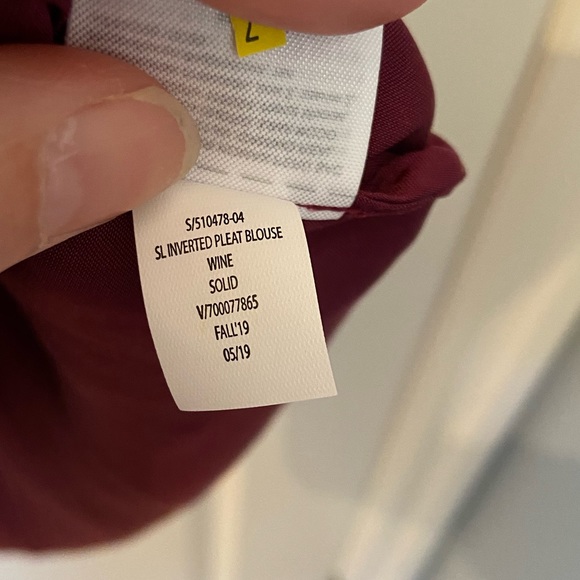 Banana Republic Sleeveless Vneck Inverted Pleat Blouse Wine Colour New with Tags - Picture 7 of 7